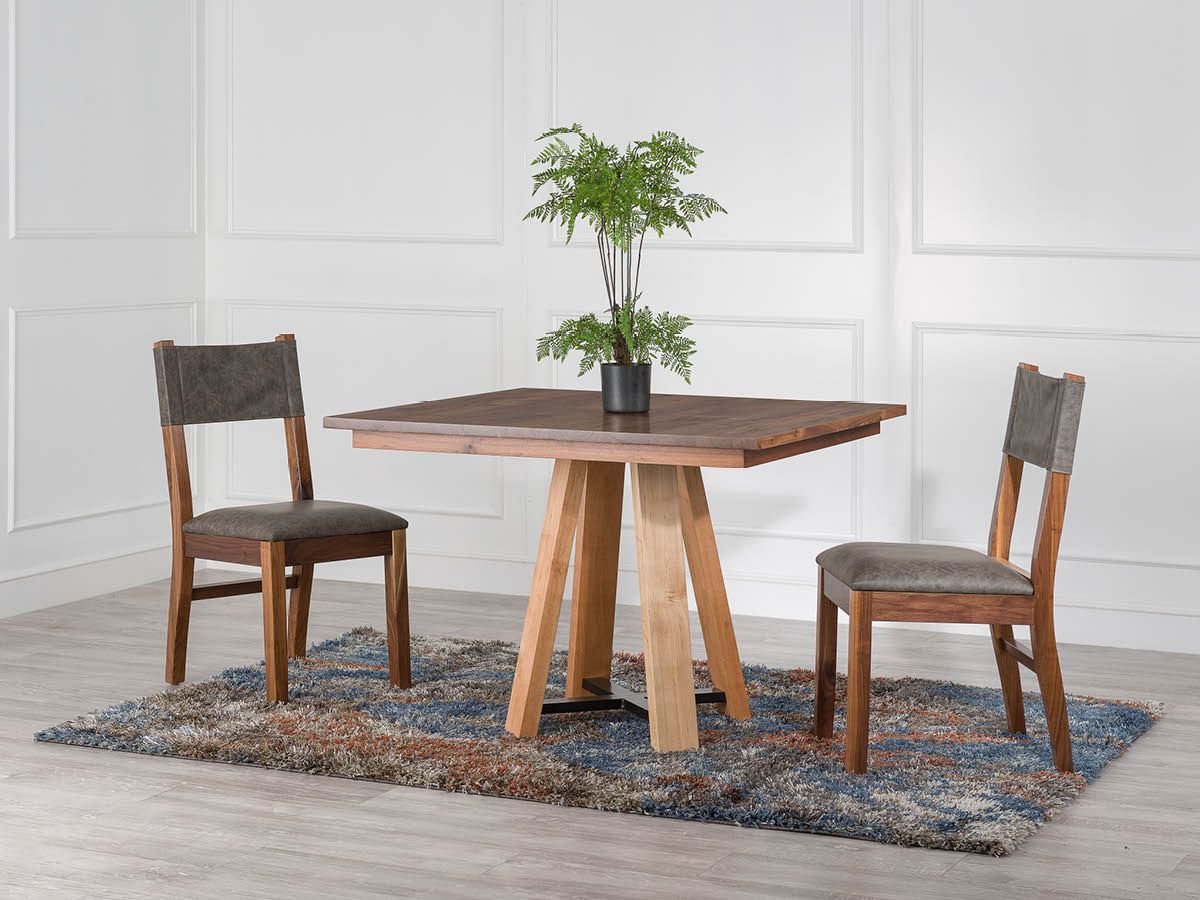 Bryceland Single Pedestal Table and Chairs