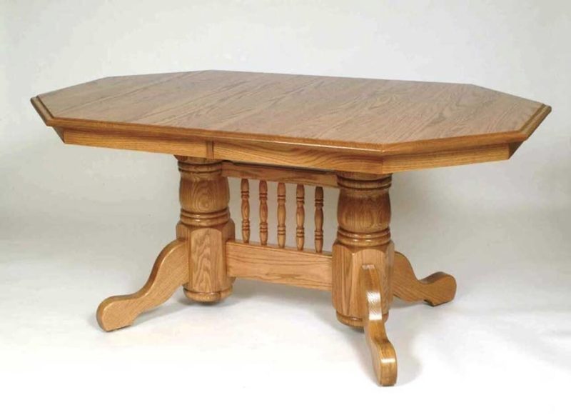 Pedestal dining table in oak