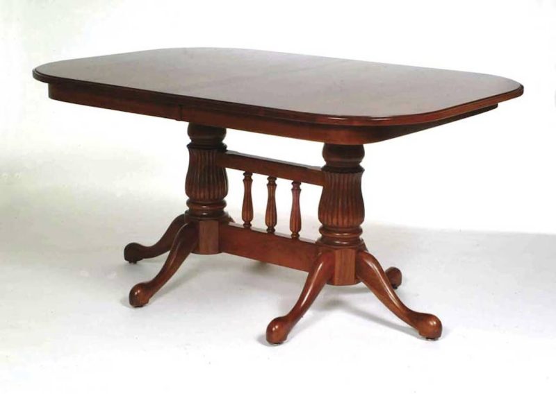 Pedestal dining table in cherry