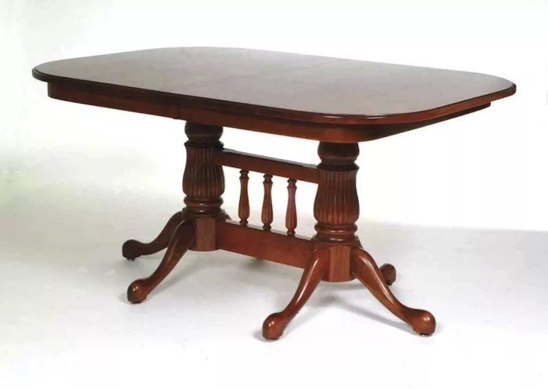 Pedestal dining table in cherry