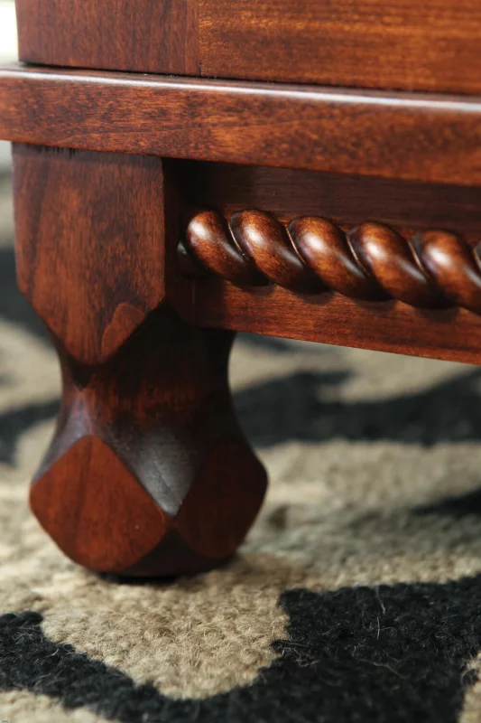 Rope moulding detail
